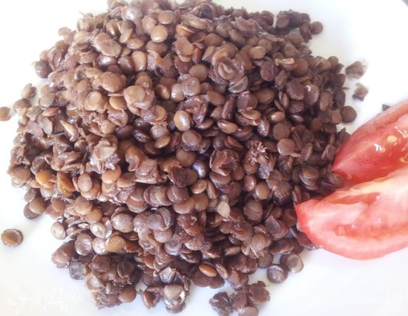 У нас получается вкусная, ароматная чечевица с необычным для неё цветом.
Приятного аппетита!