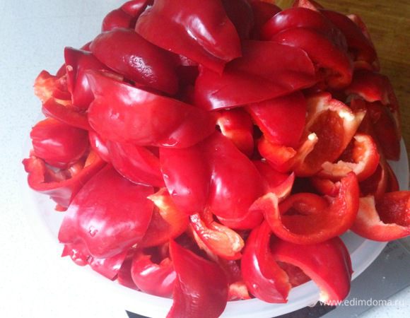 Перец очистить и нарезать. Перемолоть на мясорубке со средней насадкой.