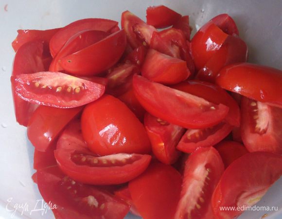 Помидоры помыть, нарезать.Прокрутить на мясорубке со средней насадкой и добавить к перцу.