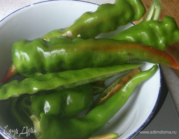 Перец острый почистить, нарезать и прокрутить на мясорубке со средней насадкой. Добавить к перцу с помидорами.