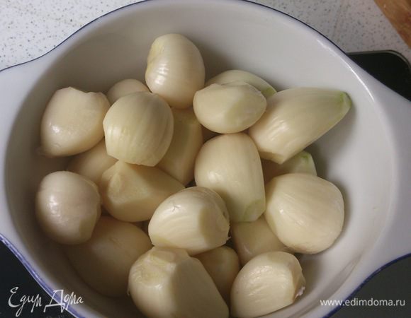 Чеснок очистить и перемолоть на мясорубке с мелкой насадкой в отдельную миску и отставить.