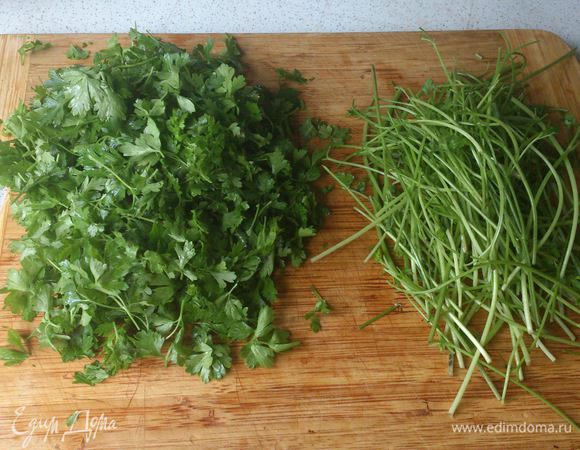 Петрушку, укроп и кинзу разобрать на листики и стебли. 
