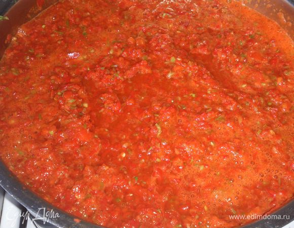 Стебли очень мелко нарезать и всыпать в кастрюлю с овощами. Поставить кастрюлю на огонь и варить 40 минут на медленном огне. Постоянно мешать, чтобы не пригорело. 