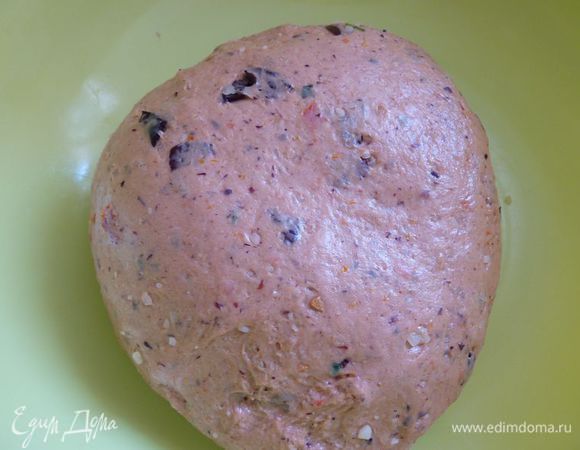 Нагрейте небольшую кастрюлю со сливками просто пока  не потеплеют или слегка разогреть в микроволновой печи .
Все ингредиенты, кроме помидоров черри и положить в комбайн с насадкой  для теста и перемешивать около 7 минут.