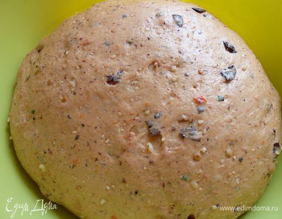 Накройте полиэтиленовой пленкой и дайте подняться в течение часа или пока тесто увеличится в объеме в два раза.
