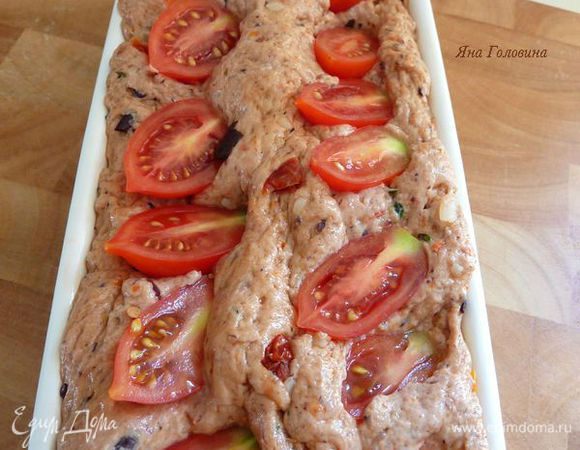 Разрезать помидоры черри и вдавите их в теста, разрезанной стороной вверх.
