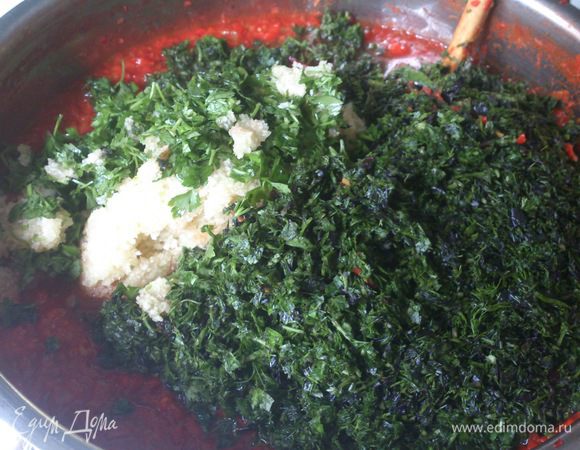 Снять кастрюлю с огня и оставить. Через 30 минут добавить чеснок и мелко нарезанные листики зелени. Варить еще 30 минут. Добавить специи и соль. Кипятить 10 минут.