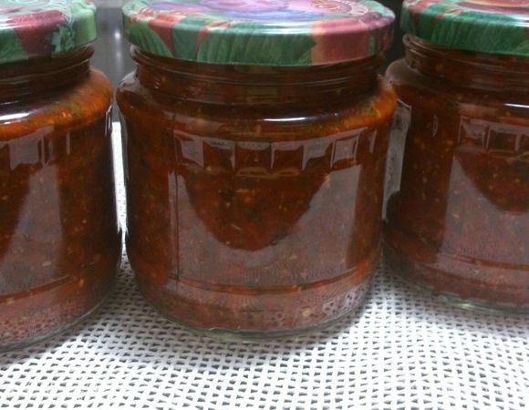 Влить уксус, проварить 5 минут и разлить по банкам.