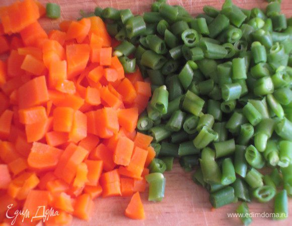Морковь и стручковую фасоль бланшировать в кипящей подсоленной воде, мелко нарезать.