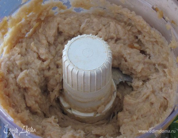 В блендере измельчить рыбное филе с соевым соусом.