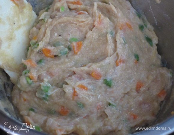 Добавить яйца, овощи, щепотку соли, хорошо перемешать.