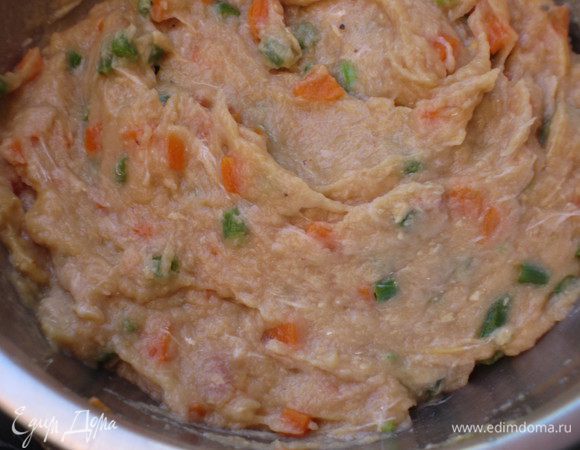 Постепенно ввести муку, перемешать.
