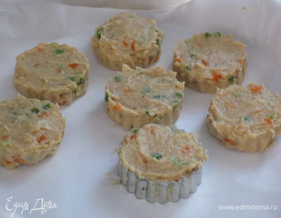 Сформировать котлетки (я делала это с помощью глубокой формочки для печенья), выложить на противень с пергаментом и запекать в разогретой до 180 °С духовке 30 минут.