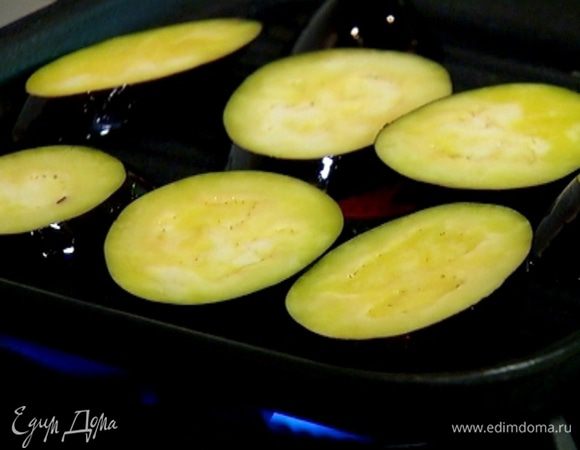 Разогреть сковороду-гриль, выложить кружки баклажана и обжаривать по 3–4 минуты с каждой стороны.