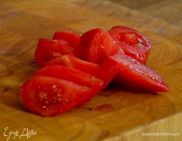 Помидор нарезать крупными дольками.
