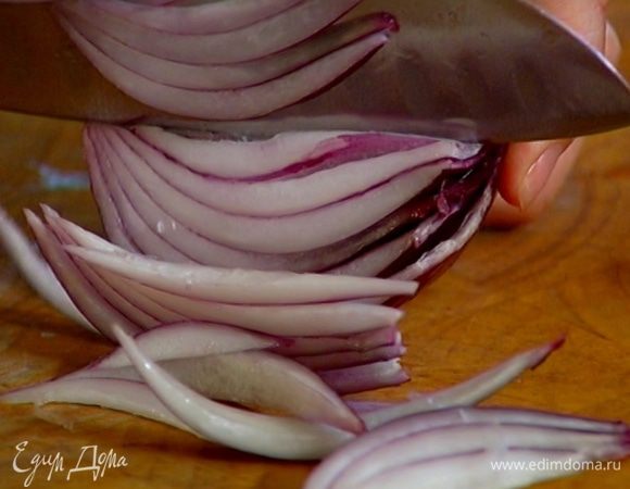 Лук почистить и нарезать крупными дольками.