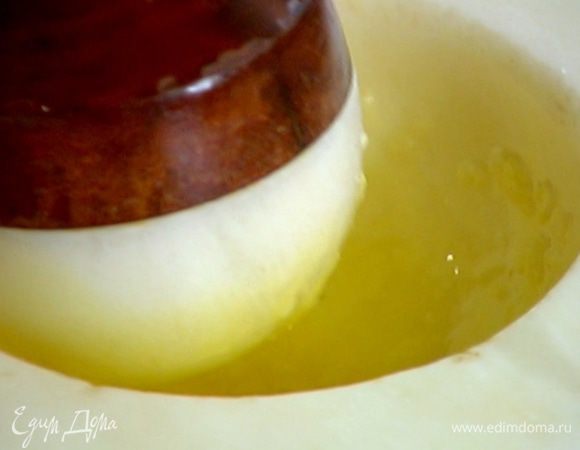 Приготовить заправку: чеснок почистить и растереть в ступке вместе с солью в пюре, затем влить оставшееся оливковое масло и еще раз все растереть.