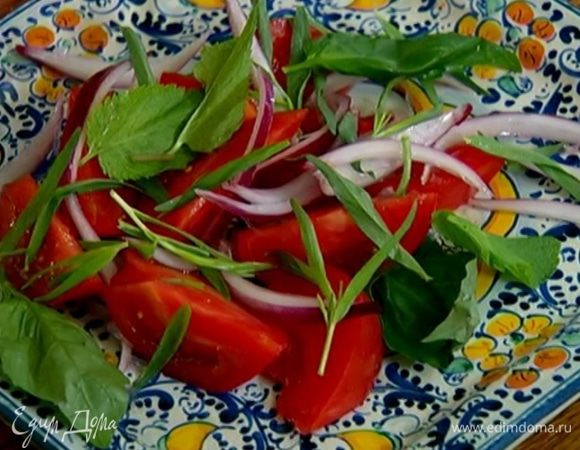 Выложить на блюдо дольки помидоров, сверху разложить замаринованный лук, посыпать сверху листьями тархуна, мяты и базилика, порвав их руками.