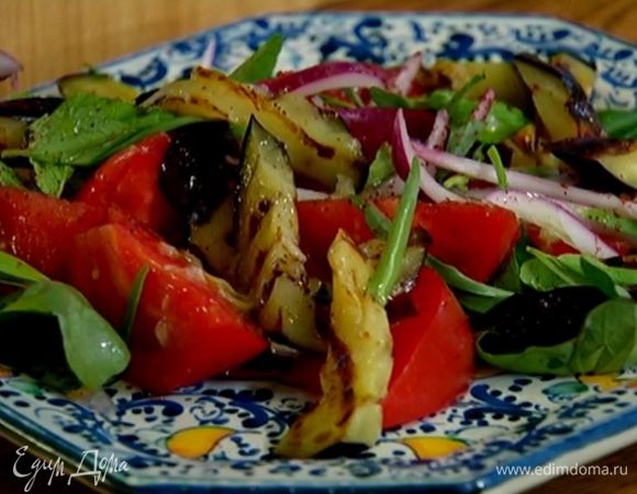 Обжаренные теплые баклажаны нарезать полосками и выложить сверху на салат, посыпать сумахом и полить чесночной заправкой.