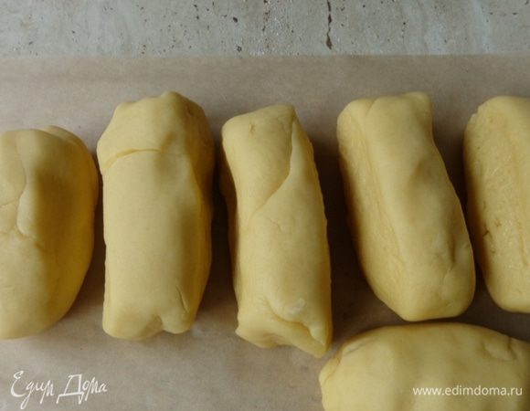 Сделать тесто 1: холодное масло натереть  и смешать с мукой, добавить соду, сметану, сахар и желтки, замесить колобок, разделить его на 6 частей и положить тесто в холодильник на часок.