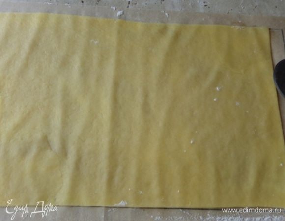  …и раскатывать тесто 1 прямо на листах пергамента, присыпая их мукой и обрезая излишки теста. Раскатывать тонко!
Печь при 180 градусах до золотистости минут по 5. Бумагу лучше снимать, когда коржи остынут. Один горячий корж у меня поломался…(((
