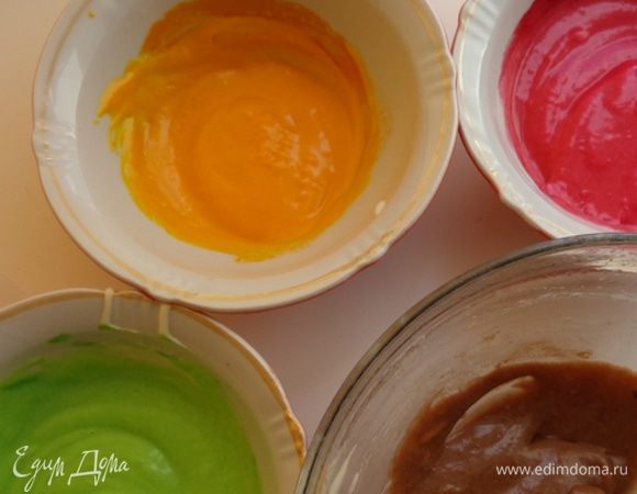 Сделать тесто 3 для рисунка: взбить белки с пудрой, добавить растопленное масло и муку, тщательно перемешать. Разделить тесто на несколько частей и добавить красители.