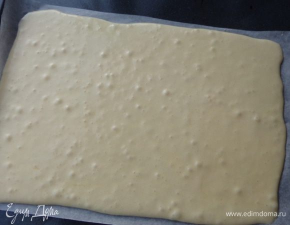 Сделать тесто 2 для обложки: взбить растопленное  масло с сахаром, по одному добавить желтки, затем муку с разрыхлителем, все перемешать. Отдельно взбить белки и частями добавить в тесто . Аккуратно вмешивать белки лопаткой, не взбивая (!).На лист с рисунком вылить половину теста и выпекать 7-10 минут при 200 градусах (не пересушить!). 