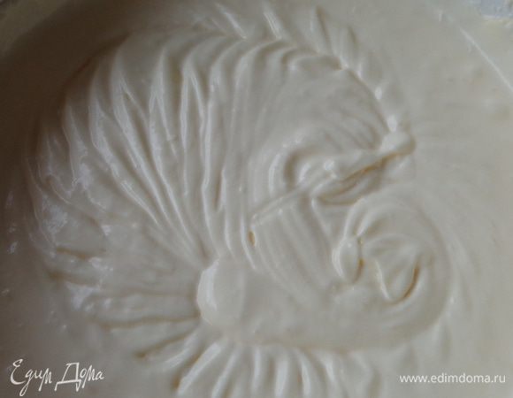 Сделать крем 1 для страничек: масло и сметана должны быть комнатной температуры. Взбить масло с сахаром и ванильным сахаром, потом добавить сметану и еще взбить. Немного охладить.