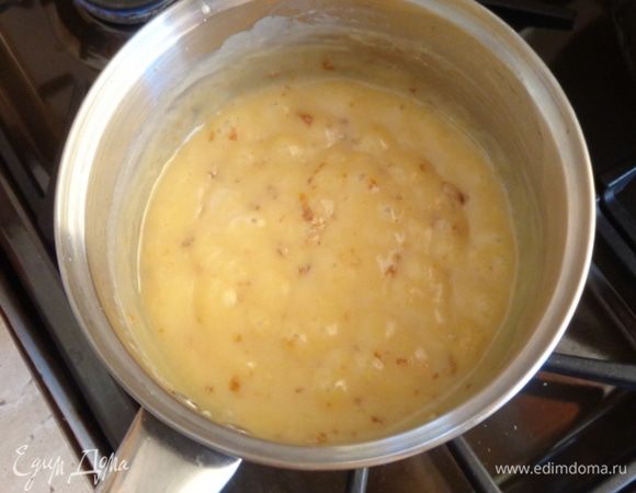 Сделать крем 2 для обложек: налить 500 мл сливок в большую кастрюлю, добавить 400 граммов сахара и 100 граммов сливочного масла. Кастрюлю поставить на большой огонь, помешивая, довести до кипения и варить на среднем огне при постоянном кипении все время перемешивая минут 20-25. 