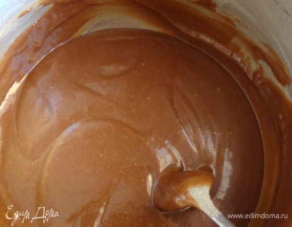 Когда крем загустеет, снять кастрюлю с огня, немного остудить и взбить лопаточкой до густоты сметаны. Добавить шоколад и все как следует перемешать. Охладить.