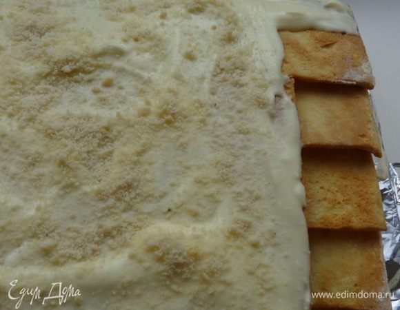 Сборка торта: удобнее  и безопаснее всего собирать торт на разделочной доске, обернутой пленкой и фольгой, потому что несколько раз надо будет ставить и вынимать его из холодильника.
Итак, нижнюю обложку смазать шоколадным кремом, на нее уложить страничку № 6, которую надо смазать сметанным кремом и засыпать миндалем. Нижний уголок , на котором будет закладка, кремом НЕ промазывать! Далее укладывать и смазывать кремом странички в убывающем порядке, не забывая о том, что закладки надо оставлять чистыми!
