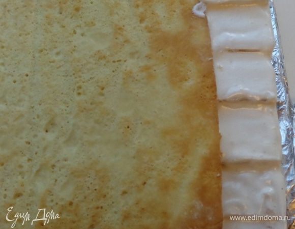 Когда страницы хорошо схватились между собой, оформить закладки. Смазать их и бока торта айсингом. 