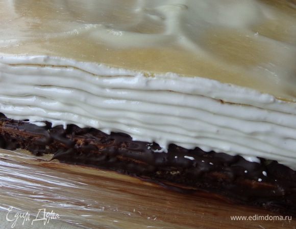 По бокам провести вилкой линии, чтобы имитировать  страницы. Охладить торт.