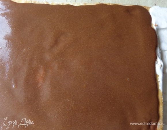 Верхнюю страницу покрыть толстым слоем шоколадного крема и уложить верхнюю обложку. Очень хорошо охладить, потому что далее надо будет сделать корешок книги, обрезав левую сторону торта.