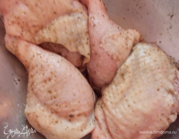 Курицу порезать на порционные куски, посолить, поперчить и добавить хмели-сунели.