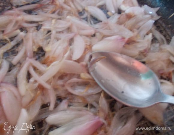 На сковороде с небольшим количеством масла обжариваем до золотистого цвета порезанный соломкой лук. Отставляем в сторону.