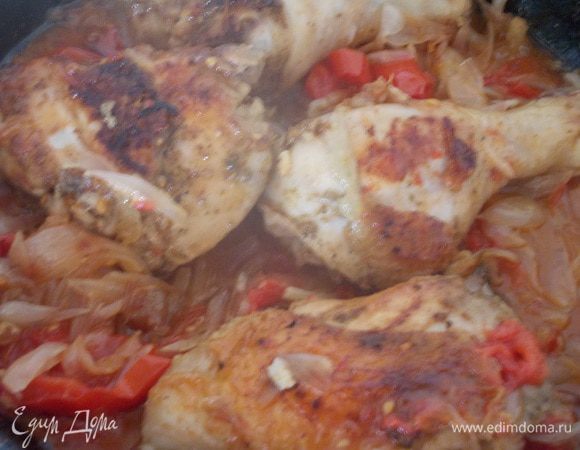 Затем добавляем порезанные без шкурки томаты, обжаренный лук и вливаем бульон. Тушим до готовности под крышкой. 