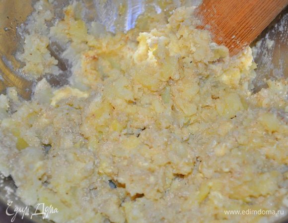 Картофель вымыть и отварить в мундире примерно 30 минут. Затем очистить кожуру и размять.