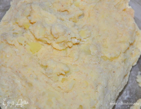 Смешать с остальными ингредиентами для теста и оставить на 20 минут, чтобы тесто подошло.