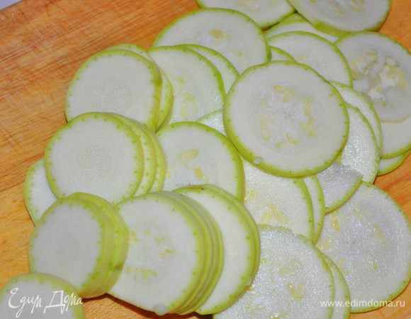 Нагреть духовку до 200 С, Кабачок вымыть и нарезать кружочками и обжарить в 1 ст.л. растительного или оливкового масла.