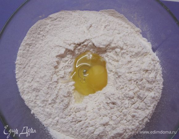 Замесить тесто. Для этого в просеянную муку добавить яйцо.