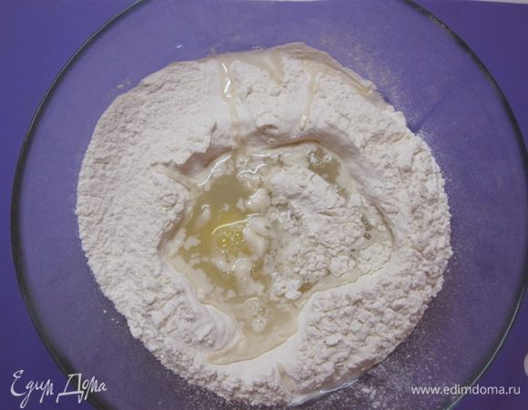 Влить воду с солью.