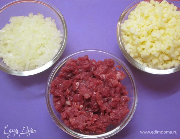 Для начинки: лук и очищенный картофель очень мелко нарезать кубиками. Мясо очень сильно охладить, чтобы было удобно нарезать, нарезать как можно мельче. Конечно же , можно пропустить через мясорубку с крупной решеткой, но это будет совсем другой вкус. Такая нарезка занимает немало времени.