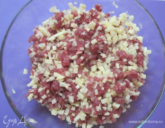 Мясо, картофель и лук хорошо перемешать, посолить, поперчить. Можно добавить зиру - тогда блюдо получится совсем по-узбекски.