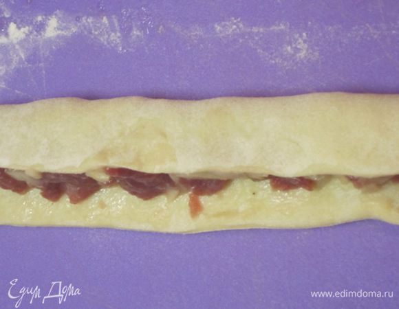 Накрыть начинку другой стороной теста.