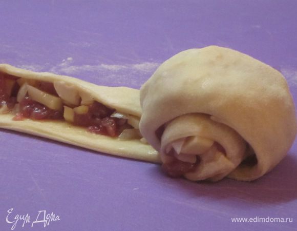 Свернуть полоску теста с начинкой в рулетик.