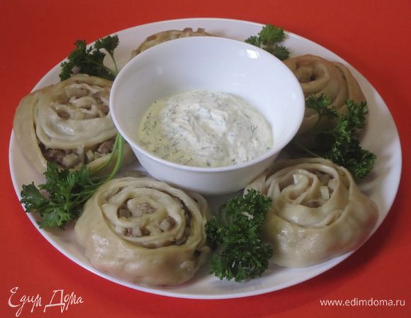 Смазать решетки пароварки или мантоварки растительным маслом. Выложить рулетики на решетки. Готовить 30-40 минут. Подать с соусом из сметаны с мелко нарезанной зеленью укропа и тертым чесноком.