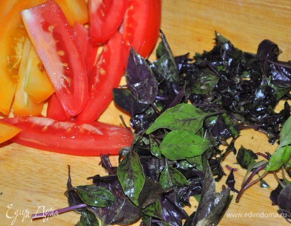 Базилик порубить, помидоры нарезать дольками. Творог смешать с молоком, базиликом и яйцами, посолить, поперечить по вкусу.