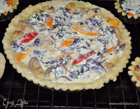 Выпекать в духовке еще 30 минут. Так как у меня осталось еще немного теста, его еще хватило на 4 порционные формочки для кексов :)