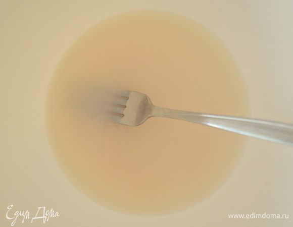 Дрожжи распустить с сахаром в теплой воде. Дать постоять 10 минут чтобы "ожить". Они должны начать шипеть. 